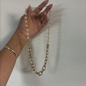 Elegant Gold and Pearl Necklace